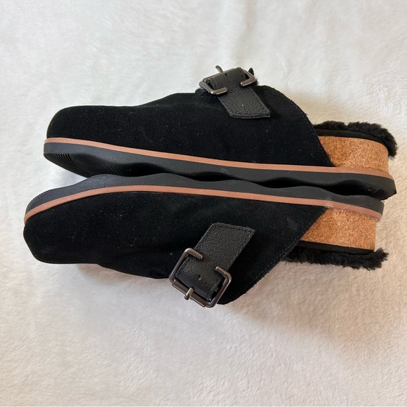 Clarks Women's Clog Shoes Size 8.5 M Black Faux Fur Lined Buckle Mules - Picture 5 of 9